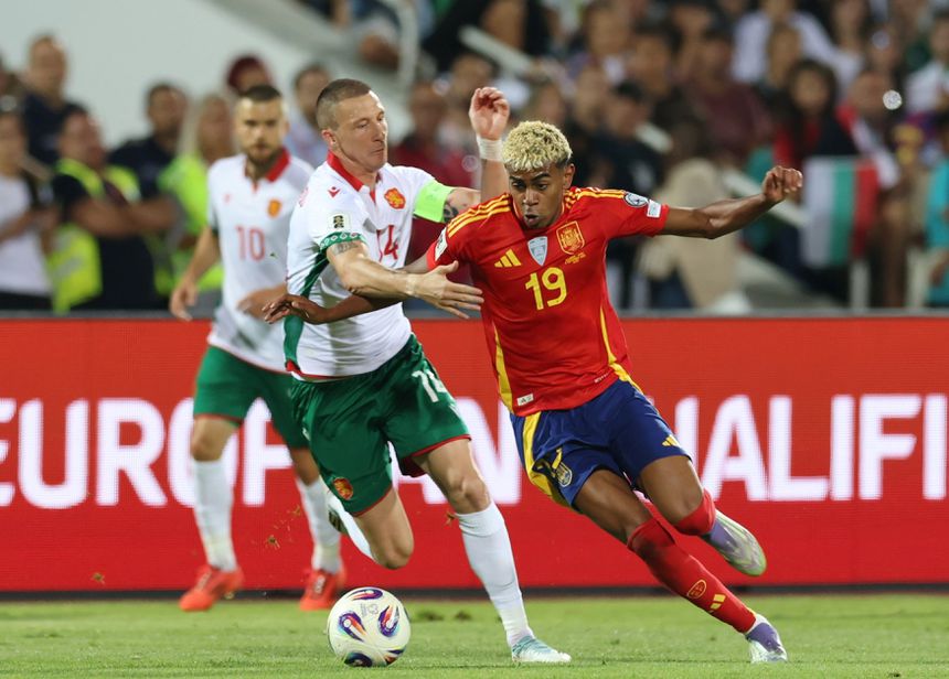 Lamine Yamal em ação diante da Bulgária