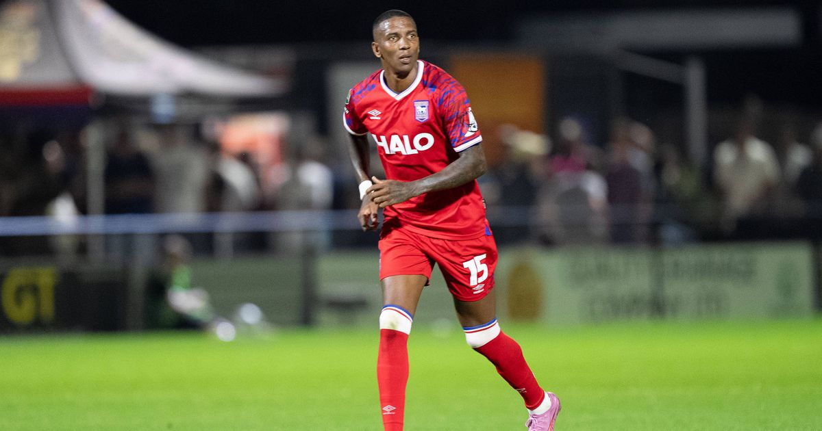 Ashley Young anuncia fim da carreira