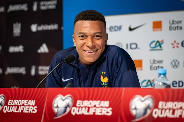 Mbappé em conferência de imprensa