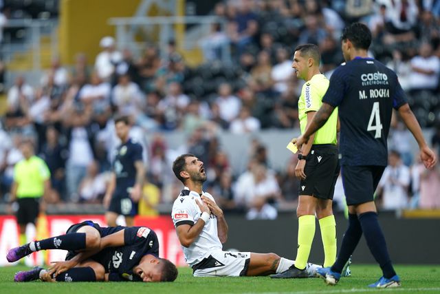Amarelo ou vermelho? VAR e árbitro discordaram em lance polémico em Guimarães