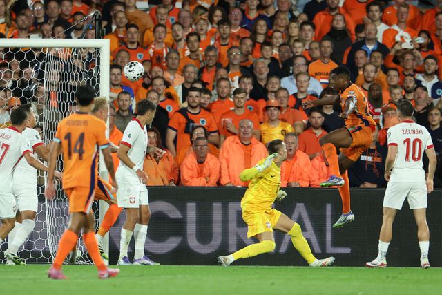 Dumfries assina golo dos Países Baixos diante da Polónia