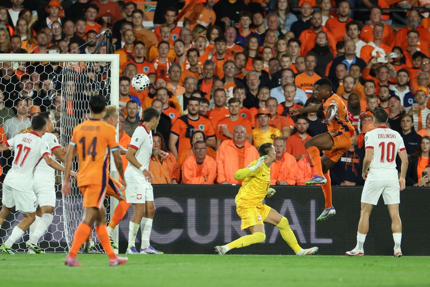 Dumfries assina golo dos Países Baixos diante da Polónia