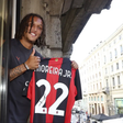 Diego Moreira com a camisola 22 do Milan - Foto: Milan