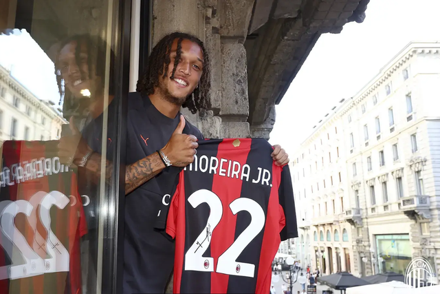 Diego Moreira com a camisola 22 do Milan - Foto: Milan