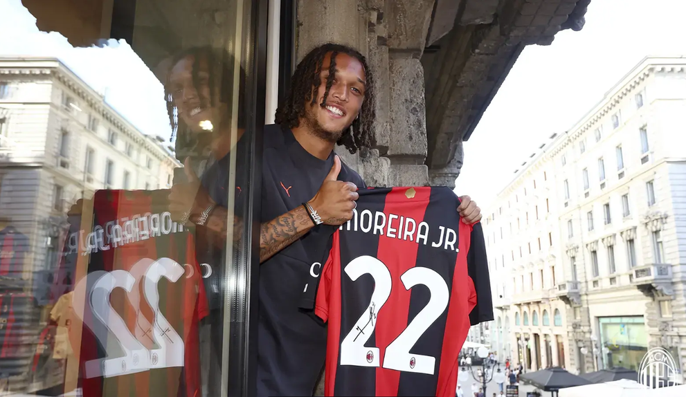 Diego Moreira com a camisola 22 do Milan - Foto: Milan