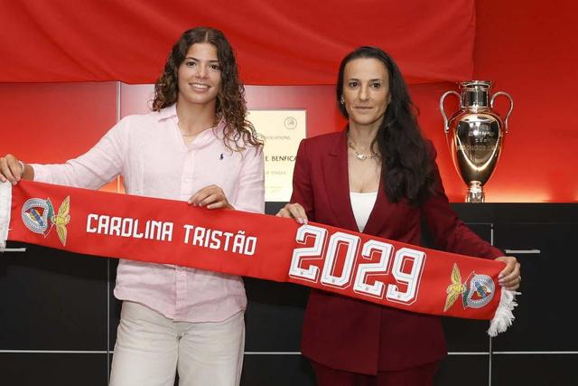 Carolina Tristão e Mónica Jorge, respetivamente média e diretora para o futebol feminino do Benfica (foto: S L Benfica)