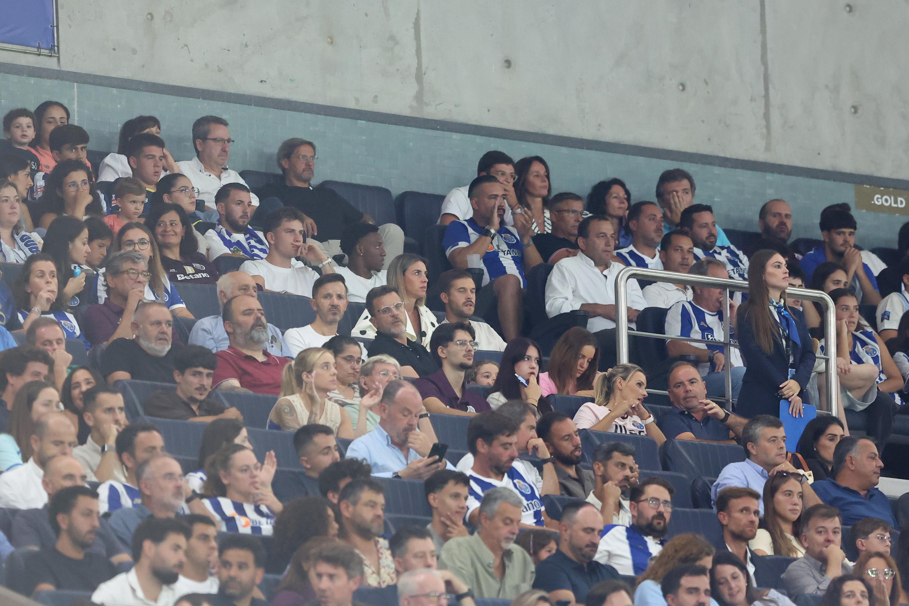 Oskar Pietuszewski e Gabriel Mec na tribuna do Dragão - Foto: Catarina Morais/Kapta+