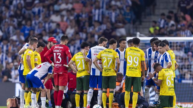 O momento de apreensão no Dragão com Froholdt. Guilherme Liberato viria a ser expulso