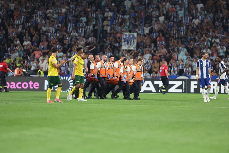Froholdt provocou enorme susto no Dragão e saiu de maca - Foto: Catarina Morais/Kapta+