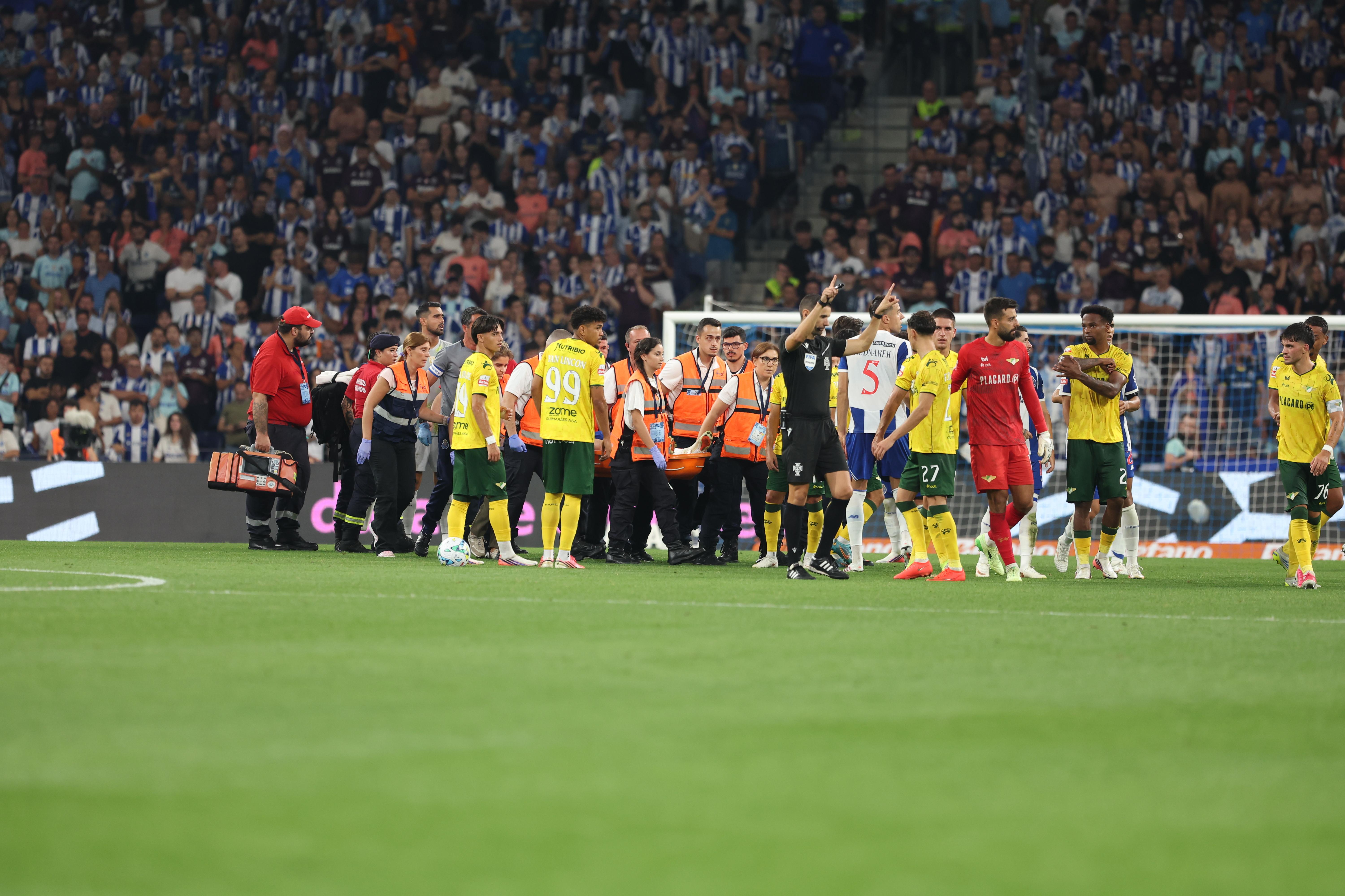 Froholdt provocou enorme susto no Dragão e saiu de maca - Foto: Catarina Morais/Kapta+