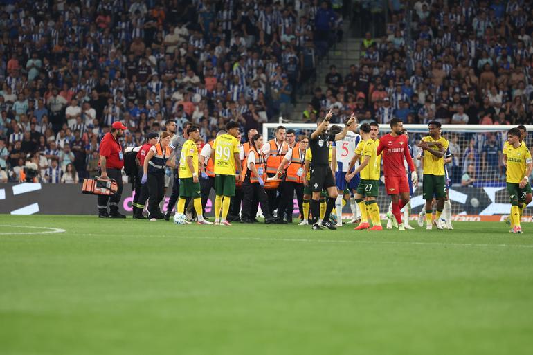 Froholdt provocou enorme susto no Dragão e saiu de maca - Foto: Catarina Morais/Kapta+