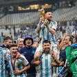 Messi e Aguero a festejar a conquista do Mundial 2022, no Qatar