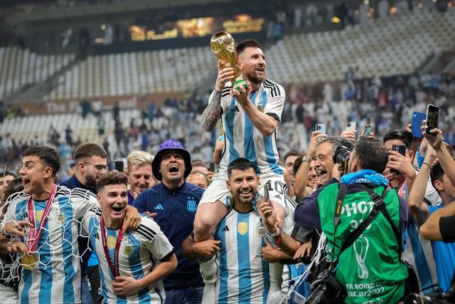 Messi e Aguero a festejar a conquista do Mundial 2022, no Qatar