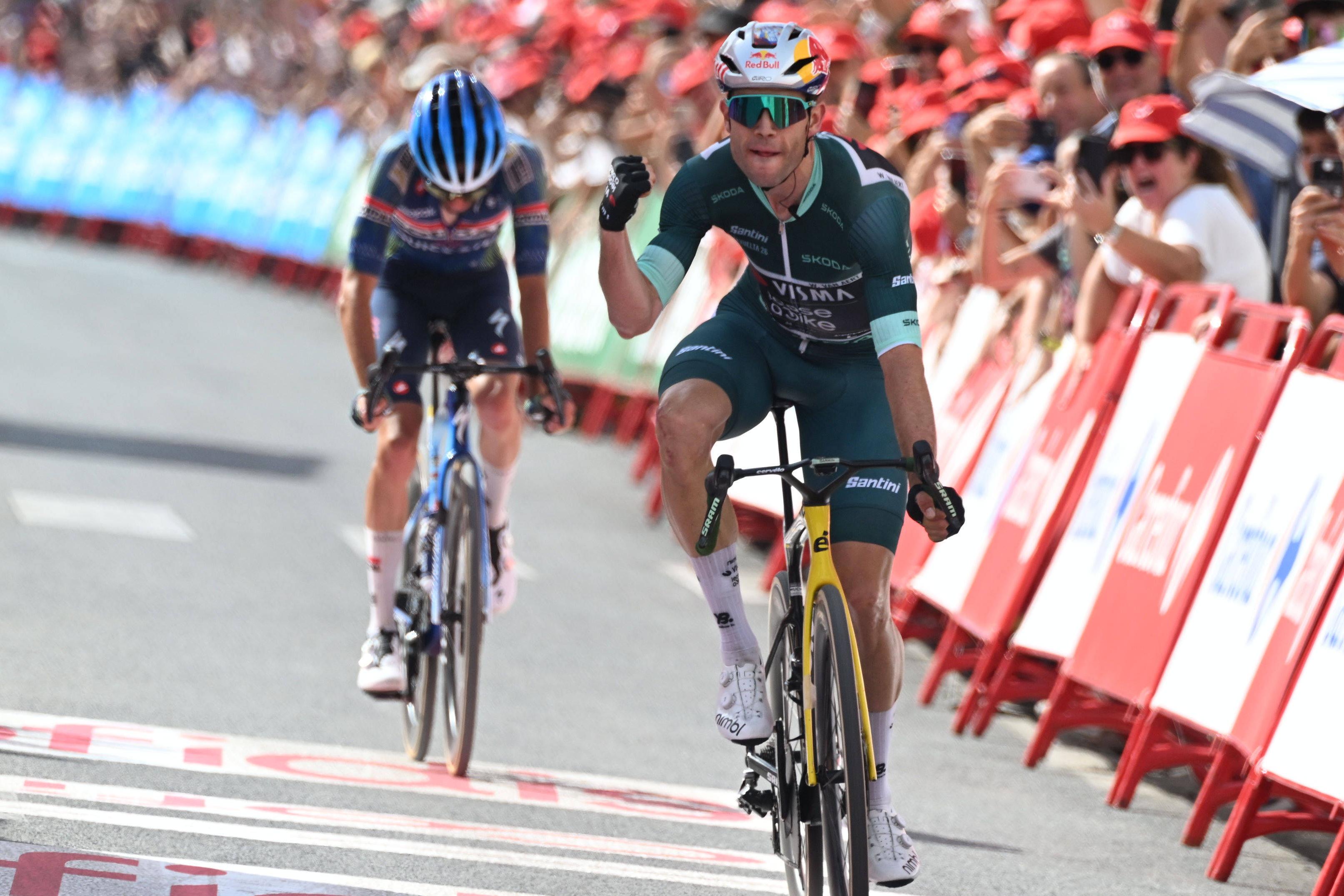 Wout van Aert leva a melhor face a Valentin Paret-Peintre     Fotografia Imago