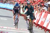 Wout van Aert leva a melhor face a Valentin Paret-Peintre     Fotografia Imago