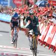 Wout van Aert leva a melhor face a Valentin Paret-Peintre     Fotografia Imago