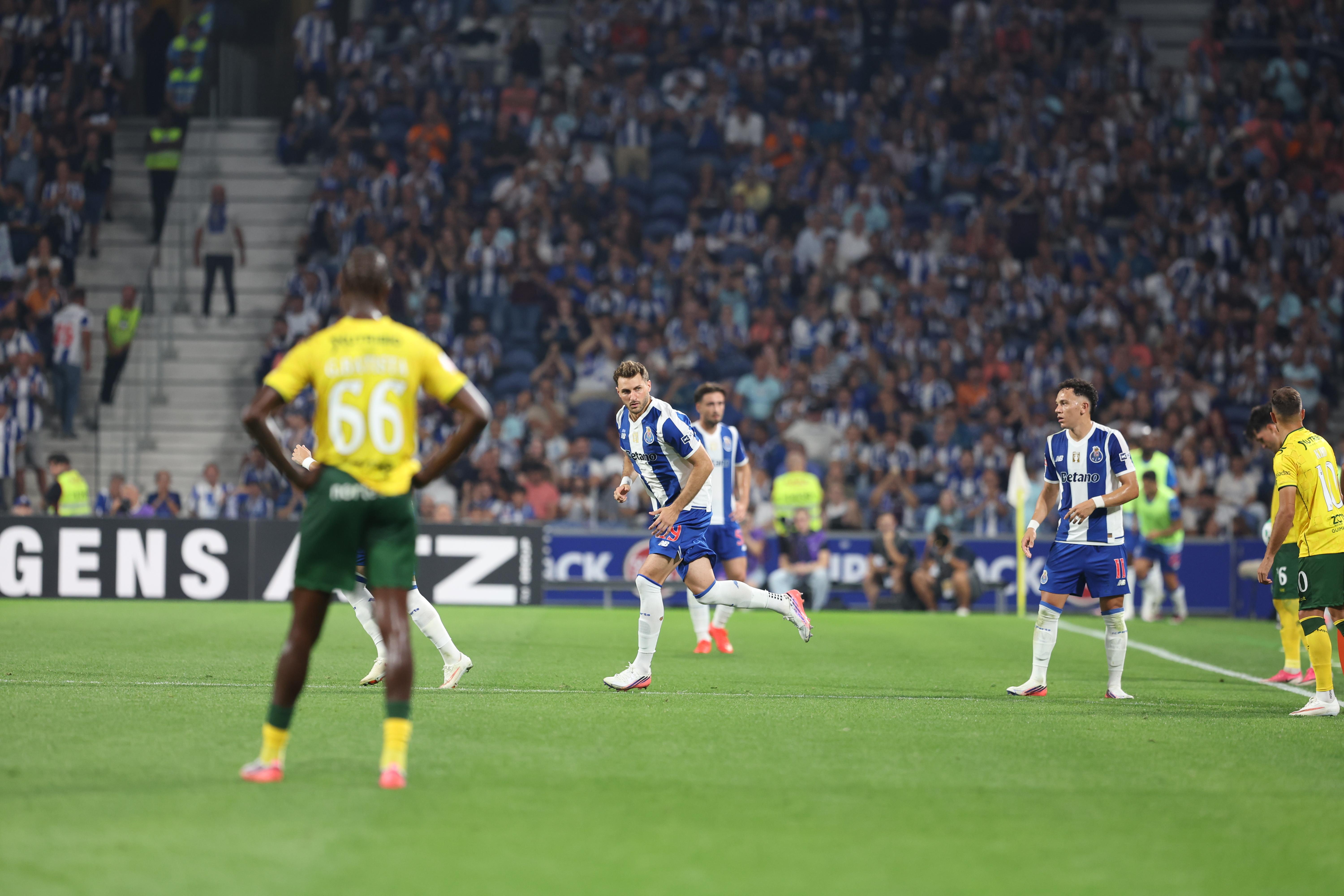 Santiago Gimenez fez a estreia pelo FC Porto - Foto: Catarina Morais/Kapta+