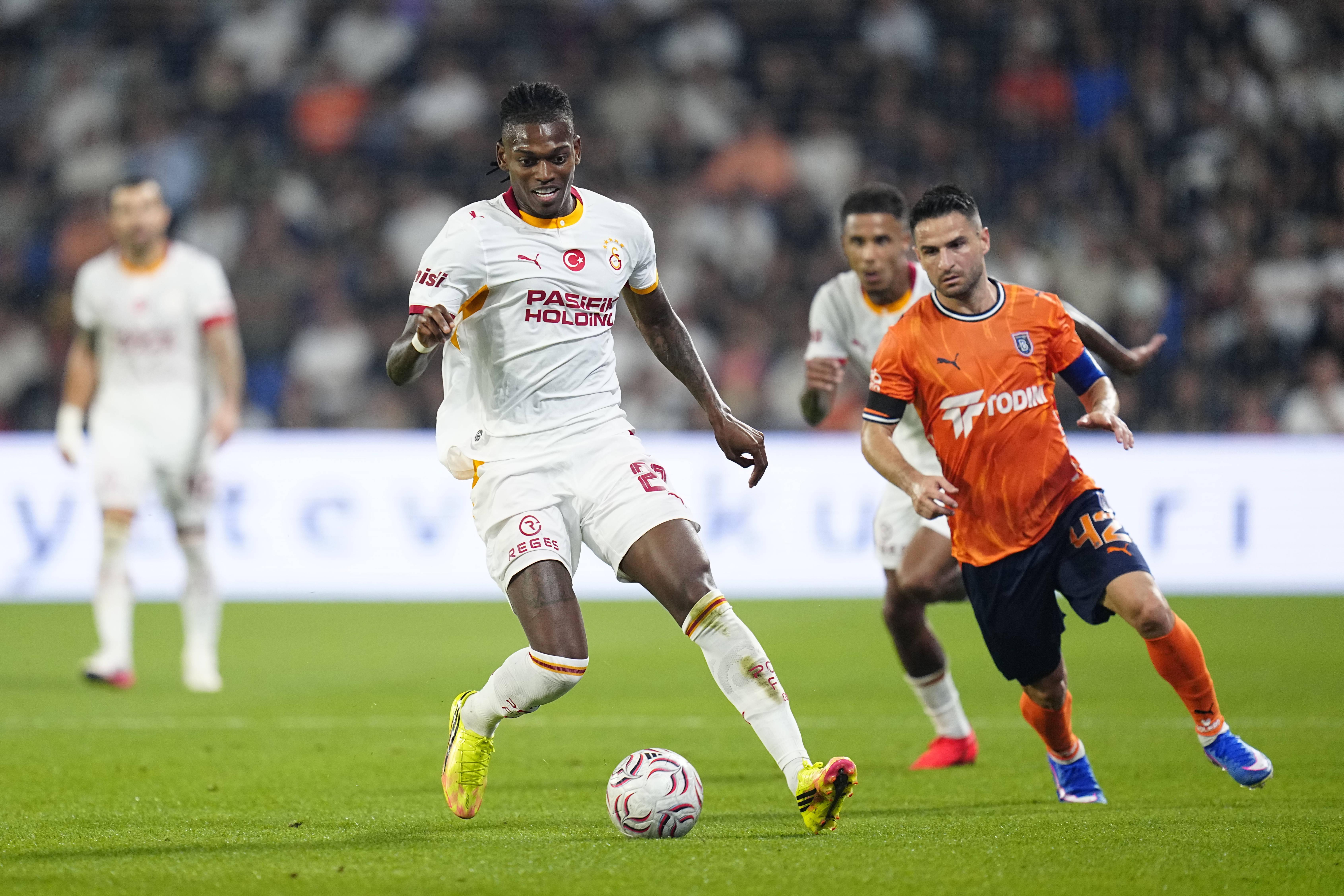 Rafael Leão na estreia pelo Galatasaray