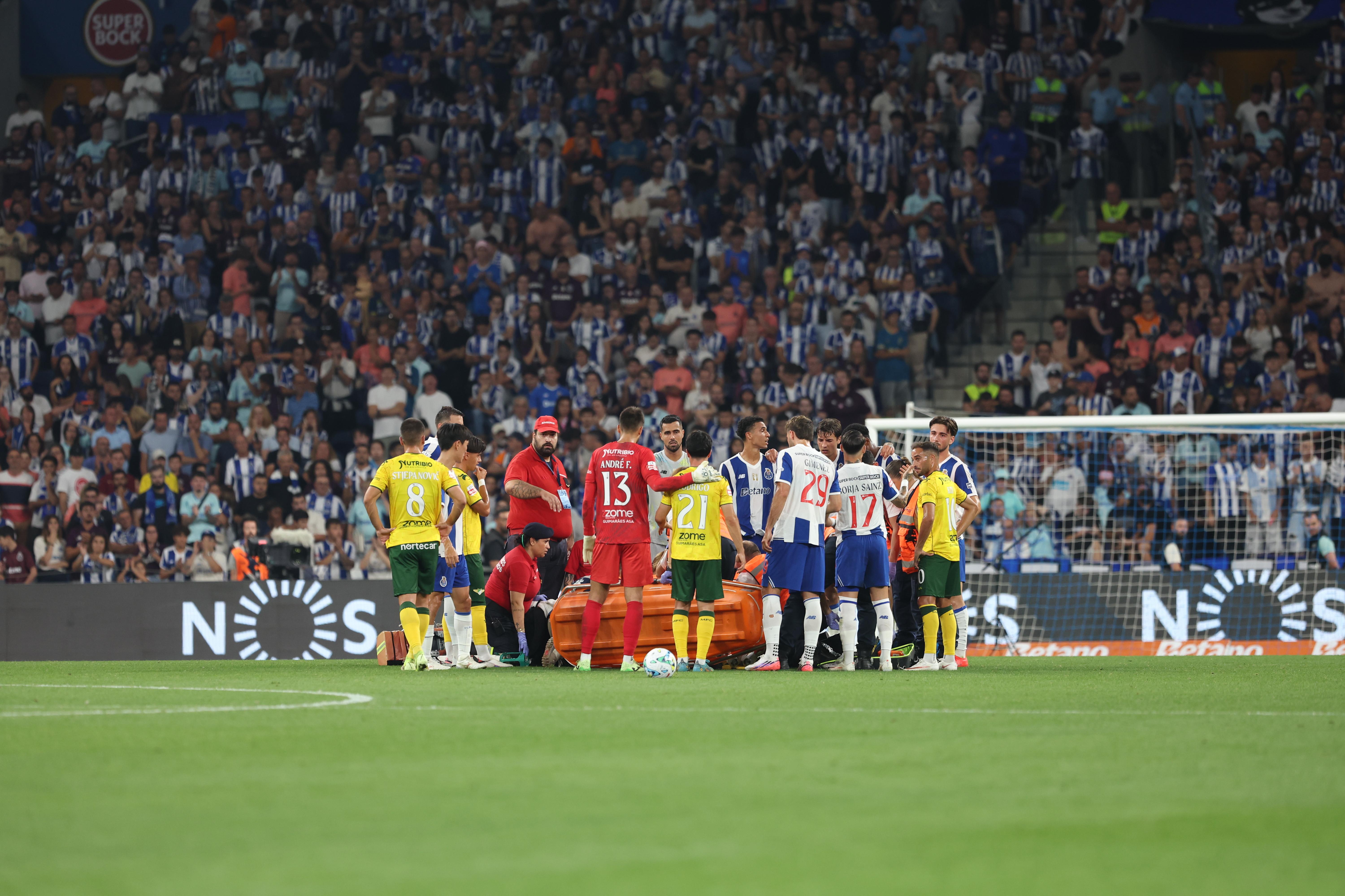 Froholdt provocou enorme susto no Dragão e saiu de maca - Foto: Catarina Morais/Kapta+