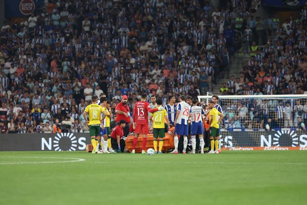 Froholdt provocou enorme susto no Dragão e saiu de maca - Foto: Catarina Morais/Kapta+