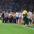 Apreensão no Dragão: Froholdt perde os sentidos e sai de maca (vídeo)