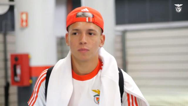 Onda vermelha na chegada do Benfica à Madeira. Incrível!