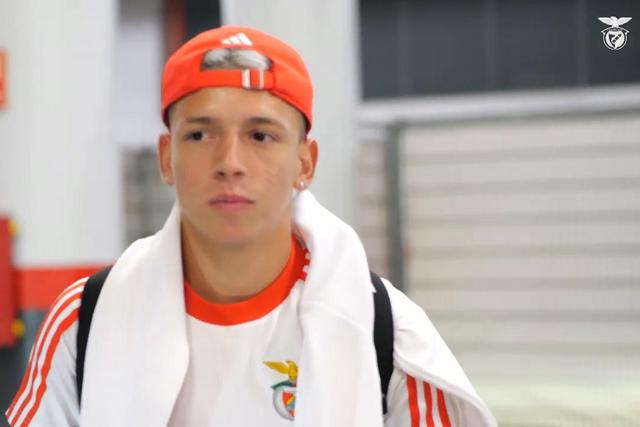 Onda vermelha na chegada do Benfica à Madeira. Incrível!