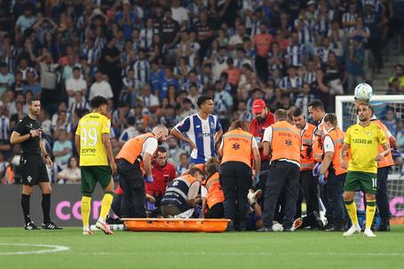 O momento em que Froholdt é colocado na maca - Foto: Catarina Morais/KAPTA+