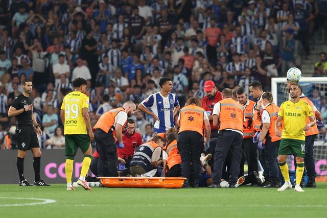 O momento em que Froholdt é colocado na maca - Foto: Catarina Morais/KAPTA+