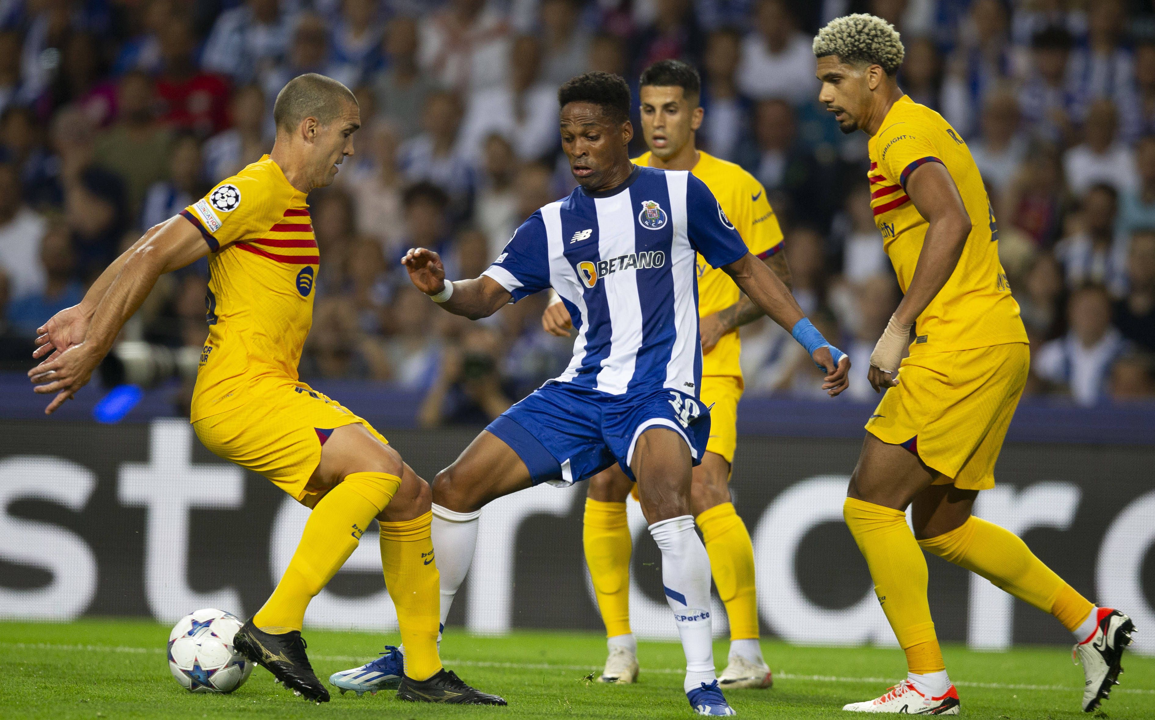 Fora-de-jogo: FC Porto eliminado da Taça da Liga; Ainda o lance de  Eustáquio: Não é punível. Lance de Evaniilson seriaamarelo. Ainda o  possível penalti a favor do Benfica e o golo de