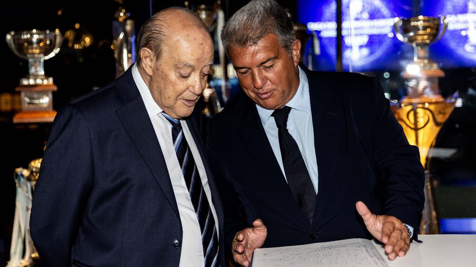 Presidente do Barcelona visita Museu do FC Porto e assina livro de honra