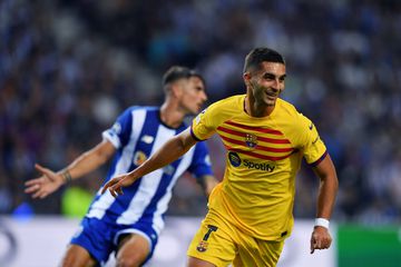 VÍDEO: erro de Romário Baró e Barcelona coloca-se a vencer no Dragão