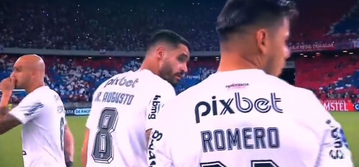 Insólito: jogadores do Corinthians enganam-se na formação para o hino