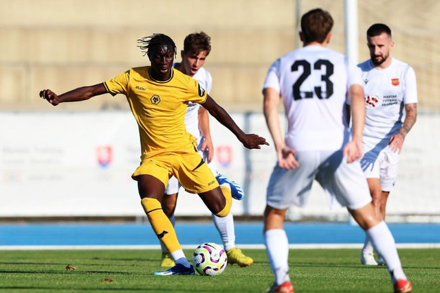 Avançado de 17 anos convocado para duas seleções (incluindo Portugal...)