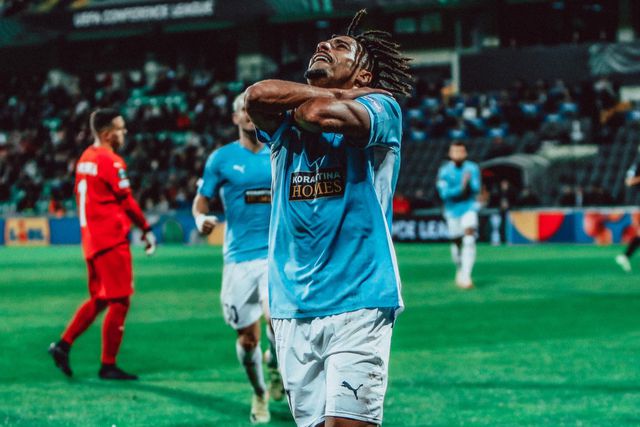 Ex-Chaves brilhou na Liga Conferência e dedicou o 'bis' ao falecido pai