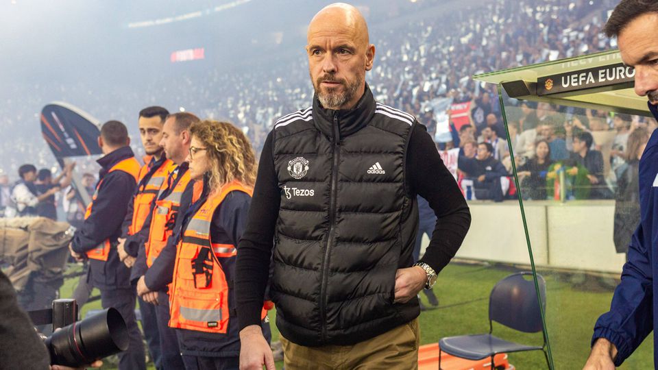 Erik ten Hag no banco de suplentes do Man.United durante o jogo contra o FC Porto