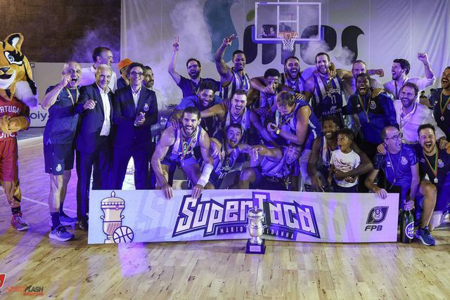 Início adiado: Liga de basquetebol ao lado dos clubes