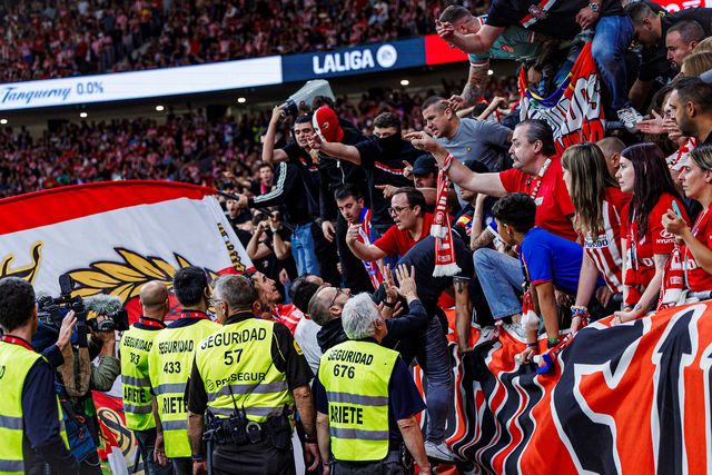 Atlético de Madrid identifica mais dois adeptos que atiraram objetos a Courtois