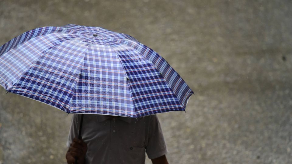 Chuva forte no fim de semana deixa 12 distritos sob aviso amarelo