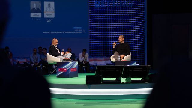 Diretor de A BOLA, Luís Pedro Ferreira, e Peter Schmeichel (Breno Barison/A BOLA) na SBC Summit 2024