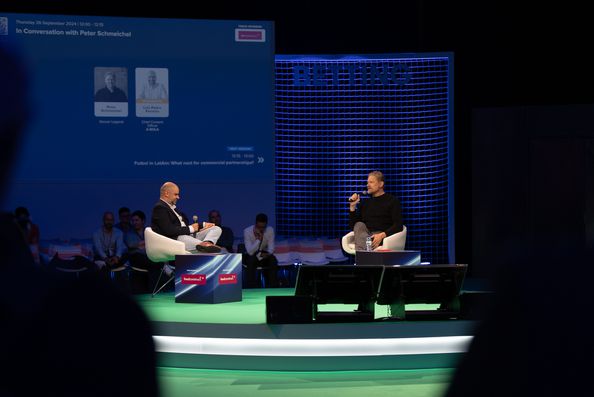 Diretor de A BOLA, Luís Pedro Ferreira, e Peter Schmeichel (Breno Barison/A BOLA) na SBC Summit 2024