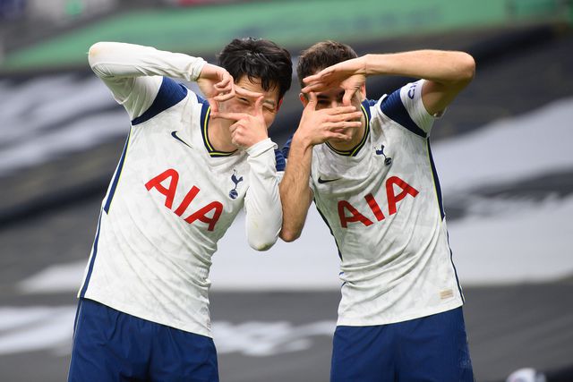 Son e Sergio Reguilón celebram no Tottenham