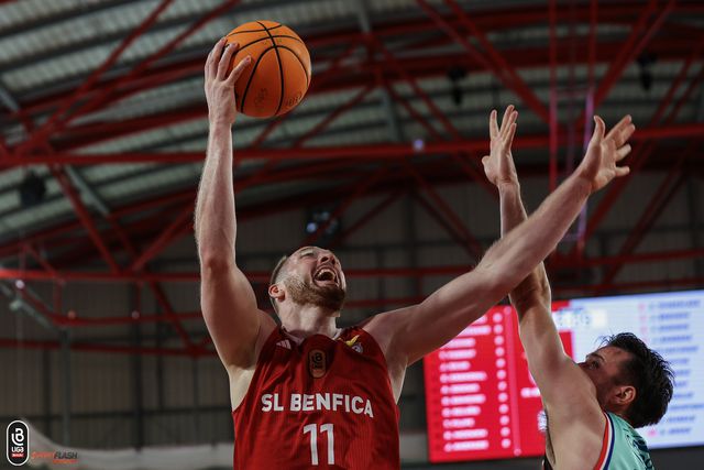 Benfica entra a ganhar e imbatível na Luz há.... quase dois anos