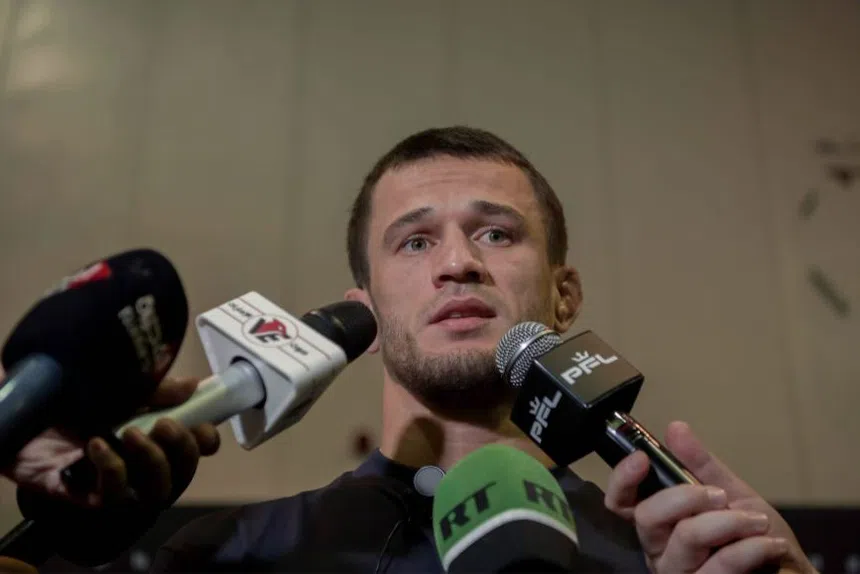 Nurmagomedov esmaga Hughes! Título na jaula!