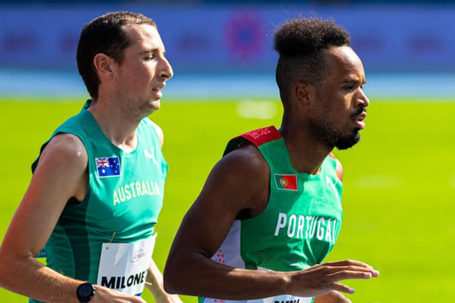 Sandro Baessa (à direita) durante os Mundiais de atletismo paralímpico - Foto: Paralímpicos Portugal