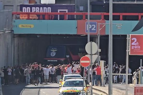Autocarro do Benfica arrancou para o Porto ao ritmo da euforia