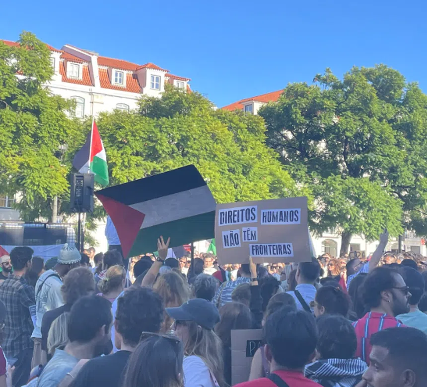 Rossio ao rubro! Comboios em choque