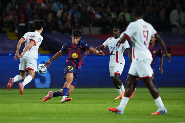 Marc Bernal, jovem médio do Barcelona, em ação frente ao PSG