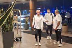 Banho de multidão na chegada do Benfica a Vila Nova de Gaia