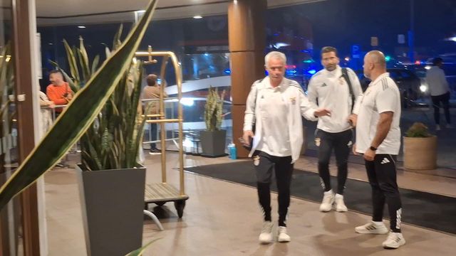 Banho de multidão na chegada do Benfica a Vila Nova de Gaia